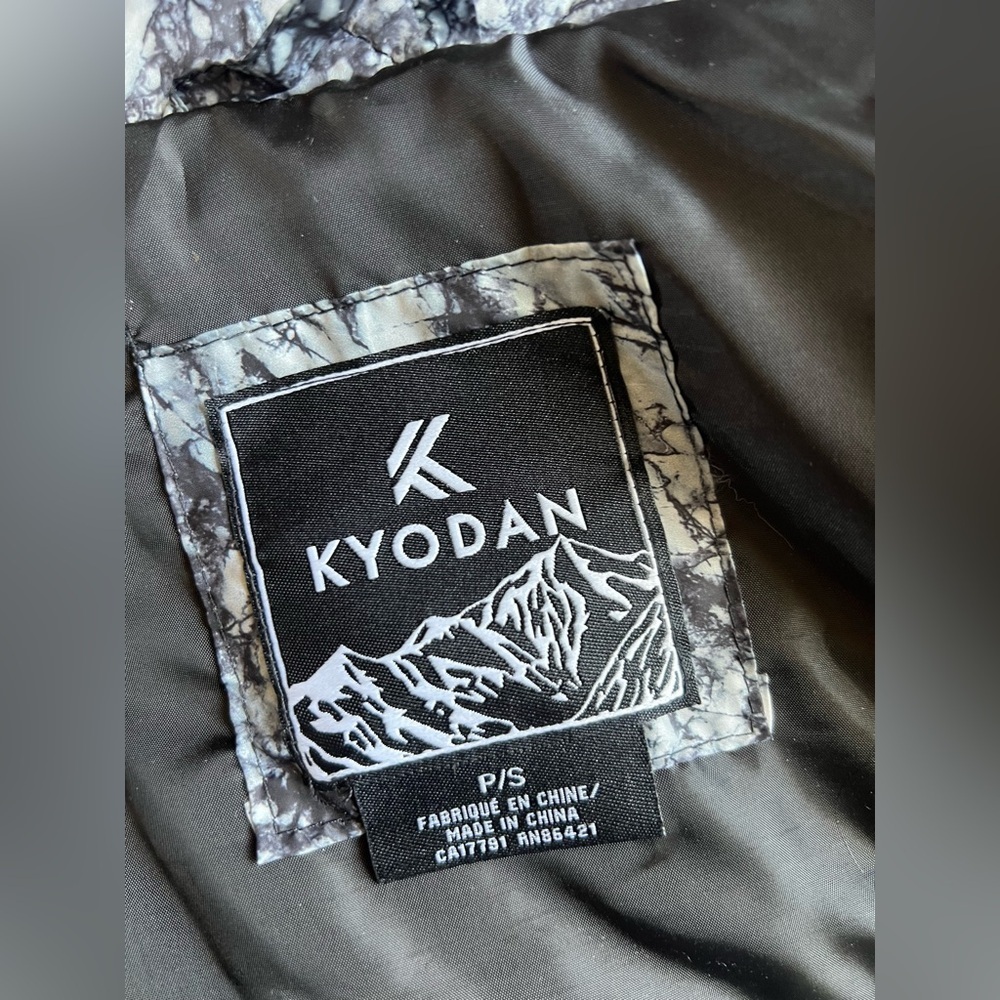 NWT Kyodan Woman’s Black & White Printed Warm Polyester Puffer Vest Small Petite - Picture 5 of 7